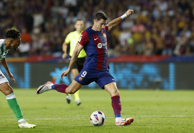 Robert Lewandowski anota el segundo gol del Barcelona en la goleada ante el Real Betis en el partido válido por LaLiga, en el Estadi Olimpic Lluis Companys, Barcelona, España