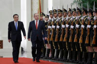 Israeli Prime Minister Benjamin Netanyahu and China's Premier Li Keqiang inspect honour guards during a welcoming ceremony at the Great Hall of the People in Beijing, China March 20, 2017. REUTERS/Jason Lee