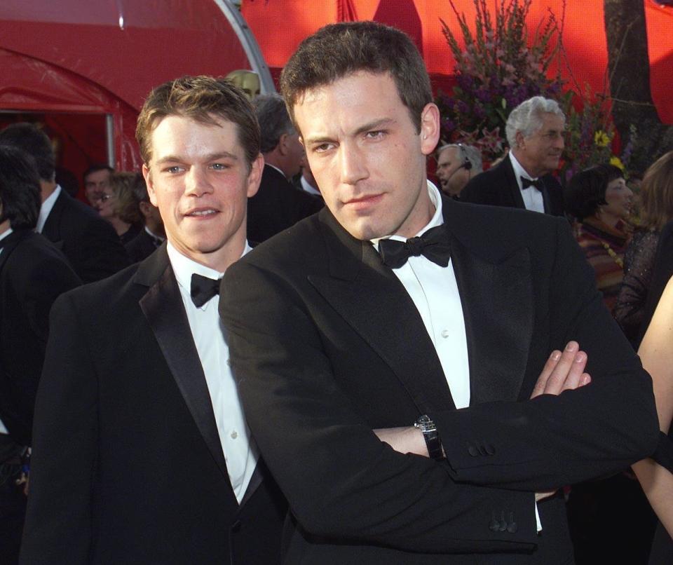 LOS ANGELES, UNITED STATES:  Actors Matt Damon (L) and Ben Affleck (R) arrive at the 71st Annual Academy Awards in Los Angeles 21 March, 1999.  Damon starred in 'Saving Private Ryan' which is nominated for Best Picture.   AFP PHOTO   (ELECTRONIC IMAGE)   Vince BUCCI/mn (Photo credit should read Vince Bucci/AFP/Getty Images)