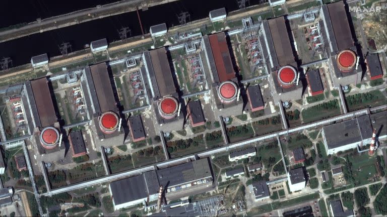 Esta imagen satelital proporcionada por Maxar Technologies muestra los seis reactores de la planta nuclear de Zaporiyia el viernes 19 de agosto de 2022, en territorio ucraniano ocupado por Rusia. (Imágen satelital ©2022 Maxar Technologies vía AP)