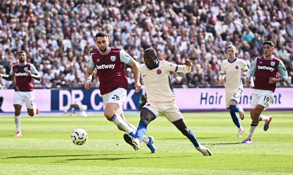 <span>Nicolas Jackson doubles Chelsea’s lead with a neat finish.</span><span>Photograph: Dylan Martinez/Reuters</span>