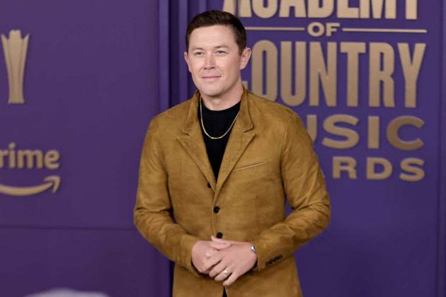 Scotty McCreery criticó a un asistente al concierto en la Feria Estatal de Colorado después de verlo golpear a una mujer durante su presentación.