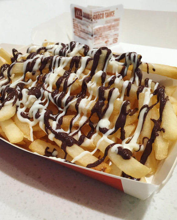 Mc Donald’s lo hizo. La firma de comidas rápidas anunció este año que incorporaba al menú de sus restaurantes japoneses las patatas fritas con chocolate. “Todo el mundo tiene su lado dulce y su lado salado. Ahora con McChoco Potato ya no tienes que elegir entre uno de los dos”, anunciaba la empresa hace unos meses en el país asiático. Foto: Instagram.com/julyan26