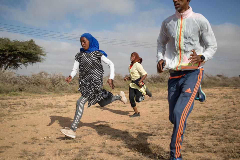 Hamda Abdi Dahir, a la izquierda, y Hanna Mukhtar practican con su entrenador en Hargeisa, Somalilandia, en marzo de 2020. (Mustafa Saeed/The New York Times)