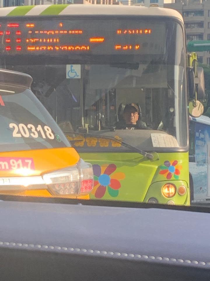 吳宗憲在臉書PO出「阿扁開公車」照片，引起網友熱議。（翻攝自吳宗憲 Jacky Wu臉書）