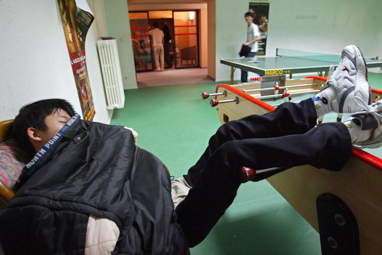 Un jeune garçon dort, le 12 novembre 2002 à Taverny, dans un lieu d'accueil et d'orientation (LAO) pour mineurs étrangers isolés, arrivés à Roissy sans titre de séjour.
