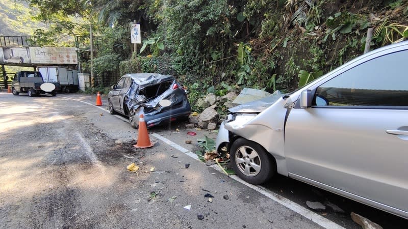 苗縣泰安落石砸3車  縣府員工受困電梯獲救 花蓮近海3日上午發生規模7.2地震，全台有感，苗栗 縣泰安鄉苗62線發生落石砸車，共3部車輛遭波及， 幸無人員受傷。 中央社記者管瑞平攝  113年4月2日 