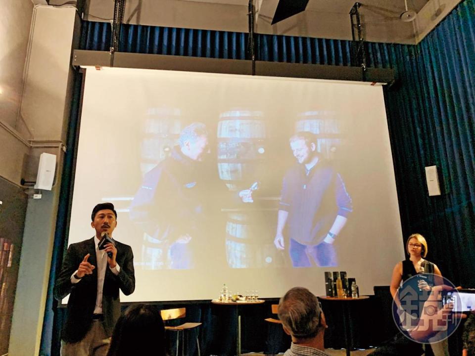 這是一張歷史畫面，投影幕上，從奧特摩8系列開始接手的現任首席釀酒師亞當（投影幕右）正與「神級釀酒師」吉姆（投影幕左）互動；畫面外，亞洲品牌大使Chloe（右）與台灣品牌大使和之安（左）正一起精闢講解，行雲流水地翻譯。
