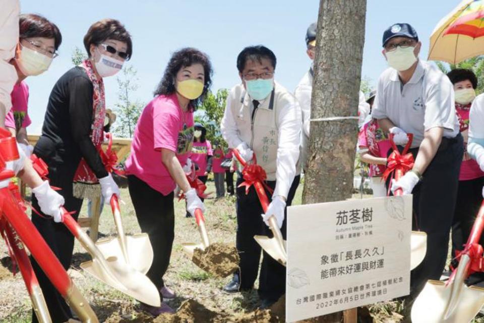 台灣國際職業婦女協會五日在安南區舉辦「世界環境日植樹活動」，包括前副總統呂秀蓮、市長黃偉哲等人參加。（市府提供）