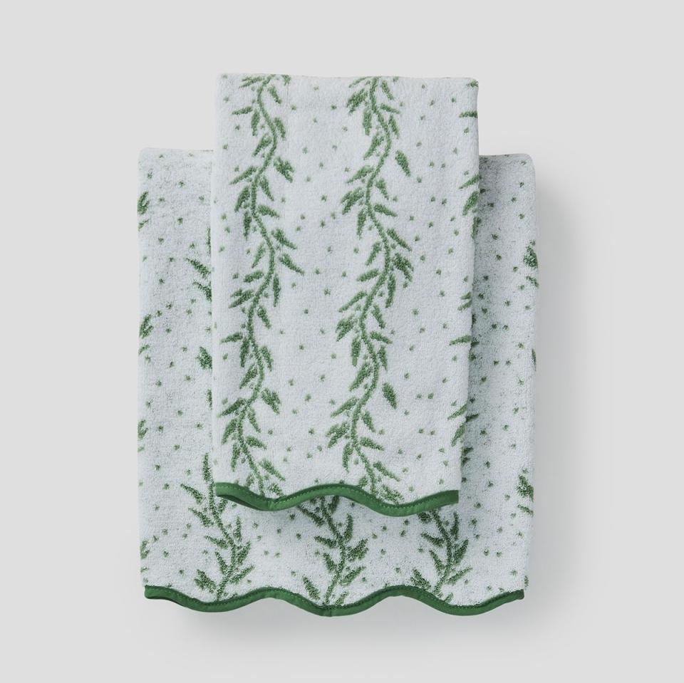 1) Scallop Patterned Hand Towels (pair)