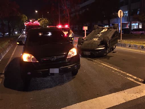 車禍現場，肇事車輛和翻覆的休旅車。（圖／翻攝畫面）