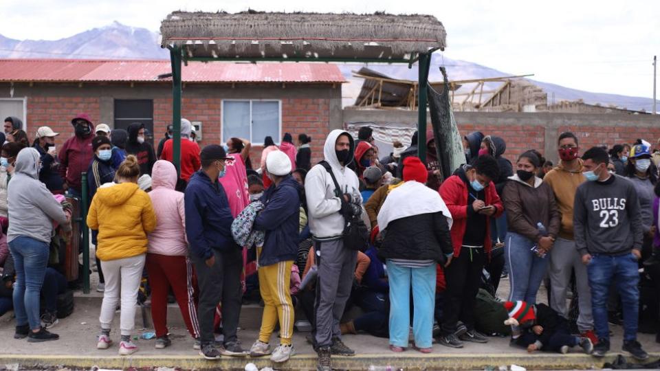 Migrantes agrupados en Colchane.