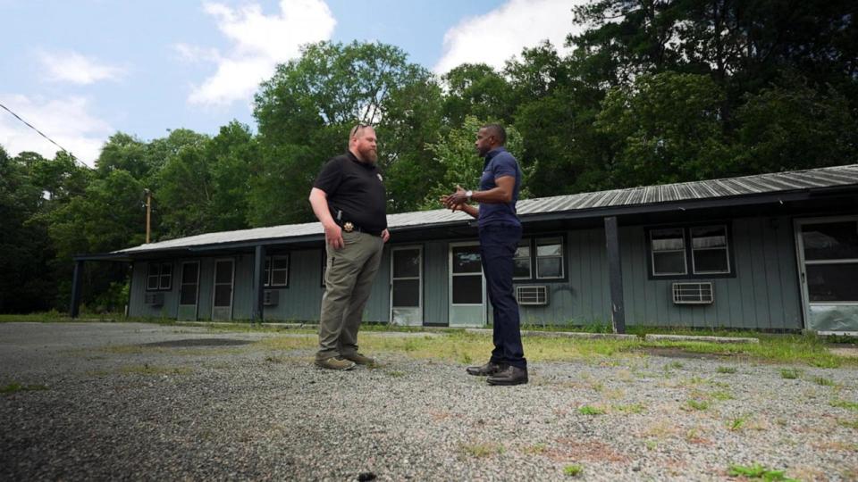 PHOTO: ABC News’ Ryan Smith interviews Hank Carrison, Senior Investigator at Georgetown County Sheriff's Office, at the motel where Raymond Moody lived.  (ABC News)