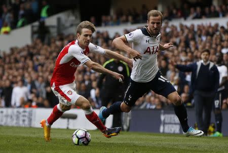 Britain Football Soccer - Tottenham Hotspur v Arsenal - Premier League - White Hart Lane - 30/4/17 Tottenham's Harry Kane in action with Arsenal's Nacho Monreal Action Images via Reuters / Paul Childs Livepic