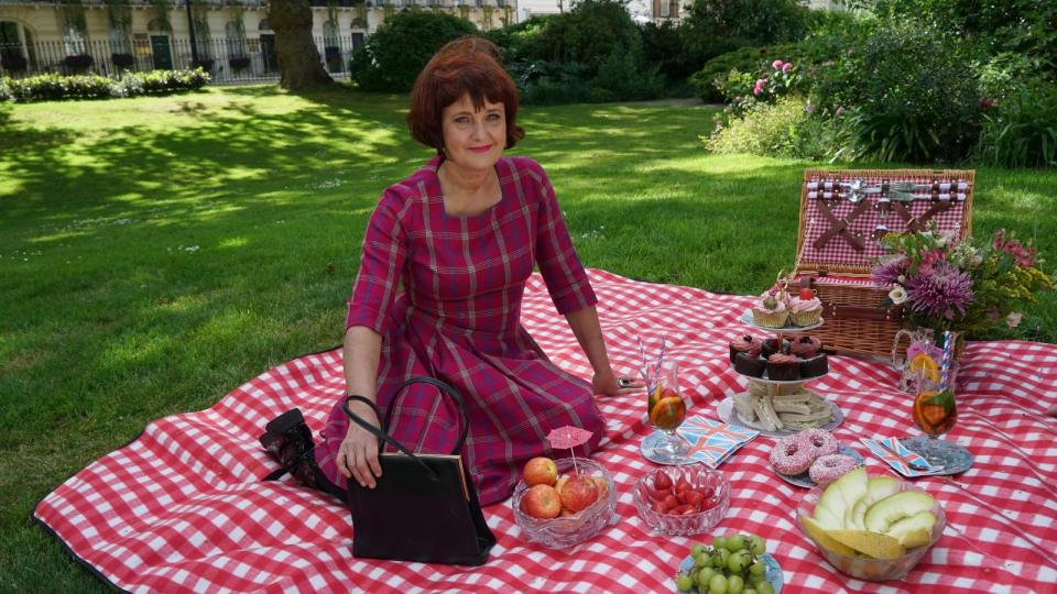 Während des "Platin Jubilee Central Weekend", den offiziellen Feierlichkeiten zum Thronjubiläum der Queen, versammeln sich Britinnen und Briten zu landesweit stattfindenden Picknicks. Auch Annette Dittert spürt diesem Trend nach. (Bild: ARD / NDR)