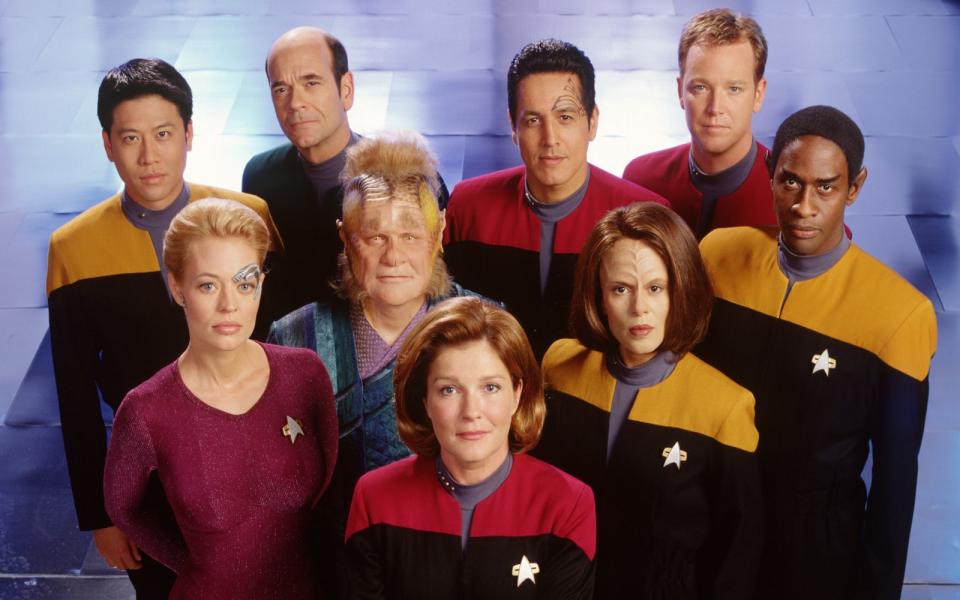Sie gingen tatsächlich dorthin, wo nie ein Mensch zuvor gewesen war: Das Föderationsraumschiff "Voyager" wird von einer hochentwickelten Lebensform an das andere Ende der Milchstraße befördert, sodass die Heimreise 70 Jahre dauern würde. In sieben Staffeln versuchte die Crew um Captain Janeway (Kate Mulgrew, vorne, Mitte) dennoch, wieder nach Hause zu kommen. Wir zeigen, was aus den Darstellern des vierten "Star Trek"-Ablegers wurde ... (Bild: Getty Images)