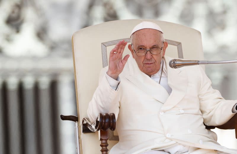 FOTO DE ARCHIVO. El Papa Francisco hace un gesto mientras asiste a la audiencia general semanal en la Plaza de San Pedro en el Vaticano