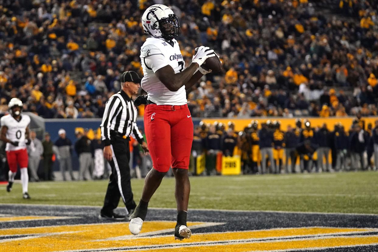 Cincinnati Bearcats tight end Chamon Metayer (7) catches a touchdown in the fourth quarter during an NCAA college football game between the Cincinnati Bearcats and the West Virginia Mountaineers, Saturday, Nov. 18, 2023, at Milan Puskar Stadium in Morgantown, W. Va. The West Virginia Mountaineers won, 42-21.