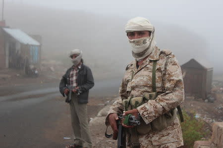 Fighters of the anti-Houthi Popular Resistance Committee secure a highway road linking Yemen's capital Sanaa with southern provinces May 5, 2015. REUTERS/Stringer