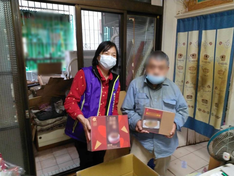 社會局人員訪視關懷獨居長者並致贈節保健食品之情形。（新北市消防局提供）