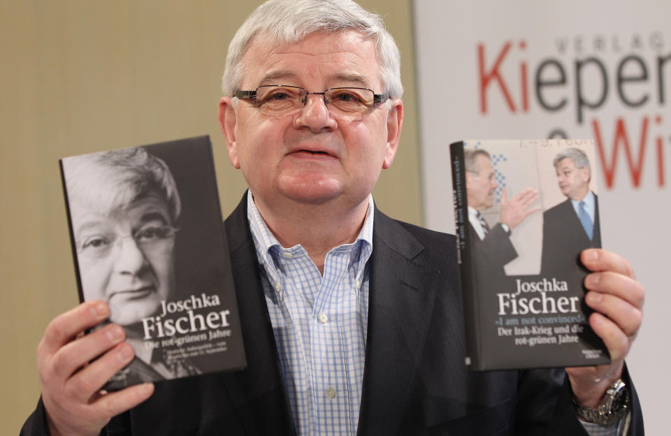 Fischer schrieb im Laufe seiner Karriere mehrere Sachbücher, unter anderem die zeitgeschichtlichen Veröffentlichungen „Die rot-grünen Jahre: Vom Kosovokrieg bis zum 11. September“ und „‘I am not convinced’: Der Irak-Krieg und die rot-grünen Jahre“. (Bild: Getty Images)