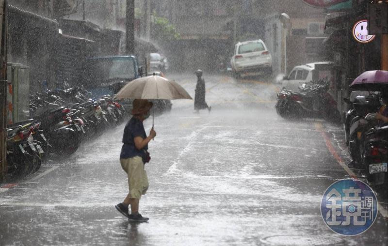 受中颱軒嵐諾及其外圍環流影響，氣象局發布豪雨特報。（示意圖，本刊資料照）