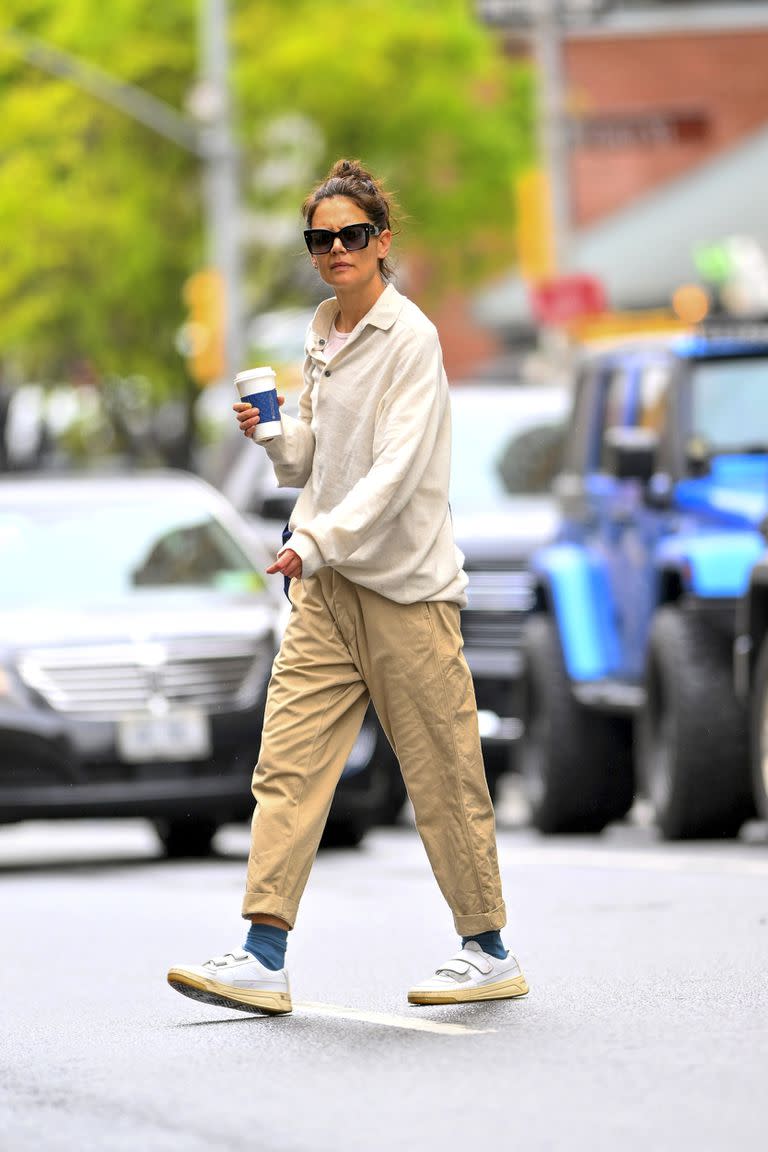 Katie Holmes sale a caminar tras oficializarse su noviazgo con Booby Wooten, y vuelve a marcar tendencia