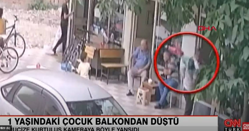 土耳其這名男路人，因為站立的位置剛剛好，意外救了男嬰一命。（圖／翻攝自YouTube）