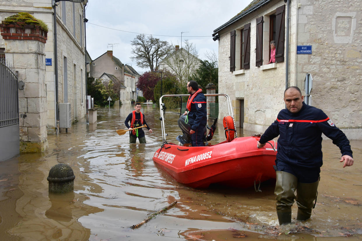 Face à l’augmentation des canicules, sécheresses, incendies de forêt et inondations dans l’Hexagone, un rapport de la Croix-Rouge invite les Français à mieux se préparer face aux aléas du climat.