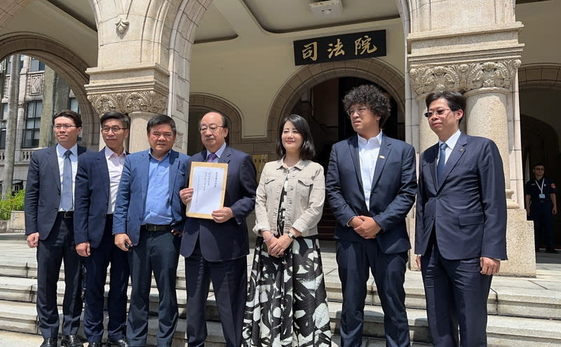 立法院民進黨團總召柯建銘（中）、幹事長吳思瑤（右3）、書記長莊瑞雄（左3）等人26日上午赴司法院向憲法法庭聲請釋憲及暫時處分。中央社