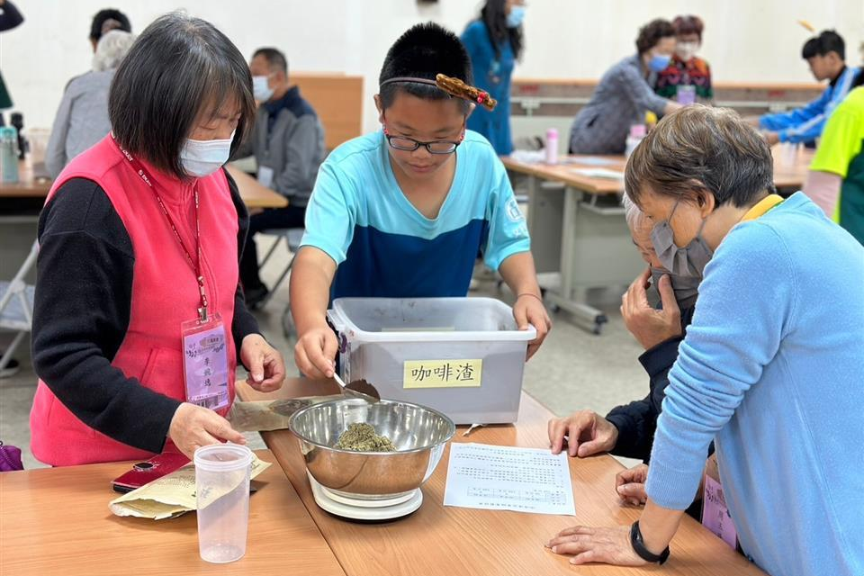 學生參與當地農會舉辦的綠色照顧活動（圖源：彰化縣政府）