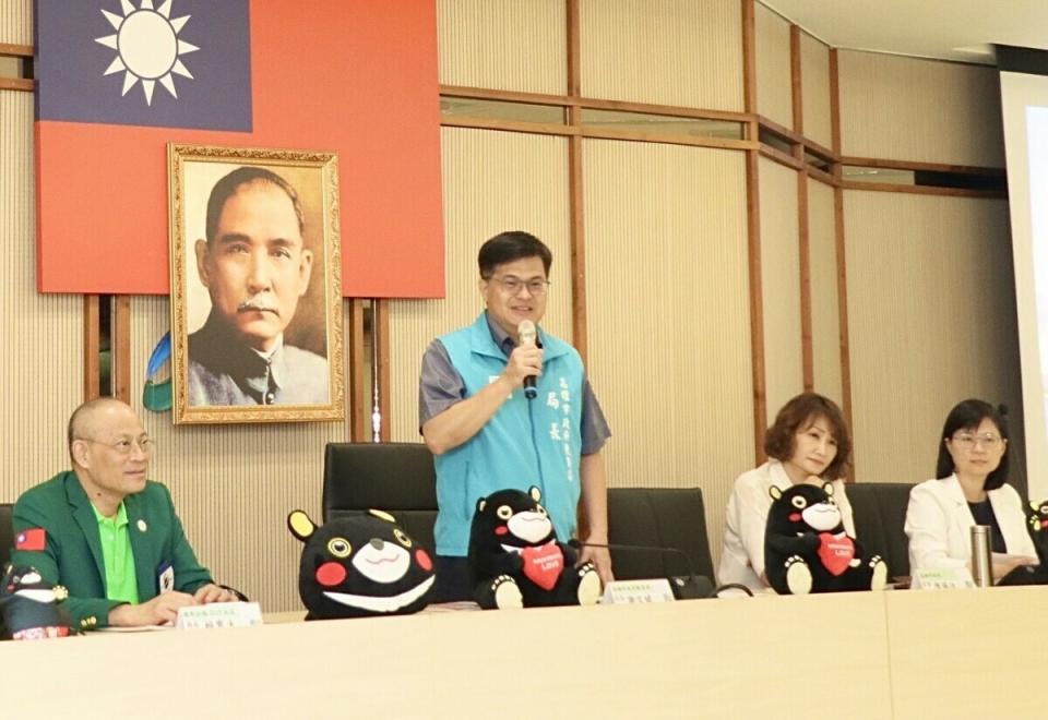 謝文斌(左二)代表市長歡迎國際交換生。   圖：高雄市教育局提供