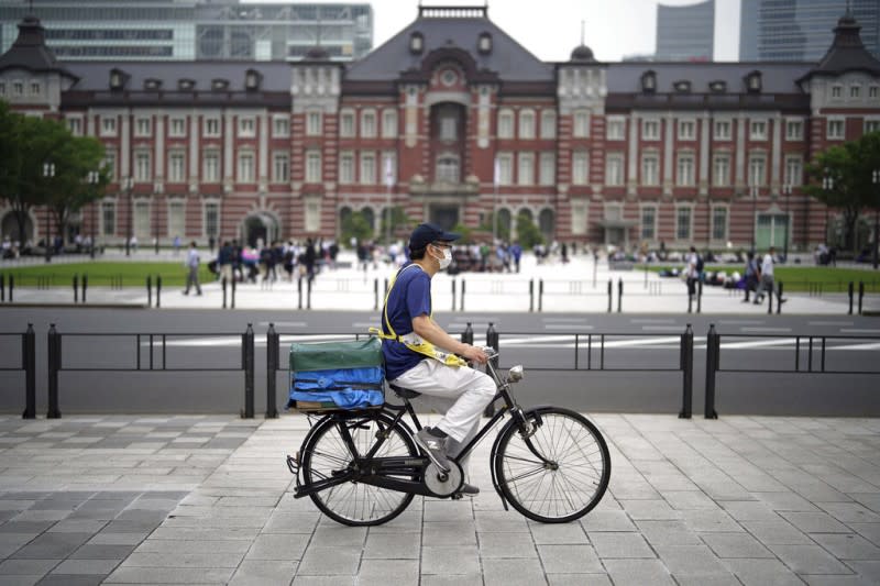 日本東京車站前的單車騎士。（美聯社）