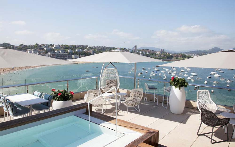 The rooftop pool at Lasala Plaza is breathtaking, thanks to amazing views over the city and the sea