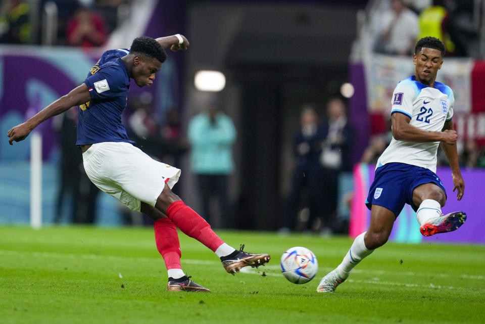 Aurelien Tchouameni anota el primer gol de Francia contra Inglaterra en los cuartos de final del Mundial, el sábado 10 de diciembre de 2022, en Jor, Qatar. (AP Foto/Natacha Pisarenko)