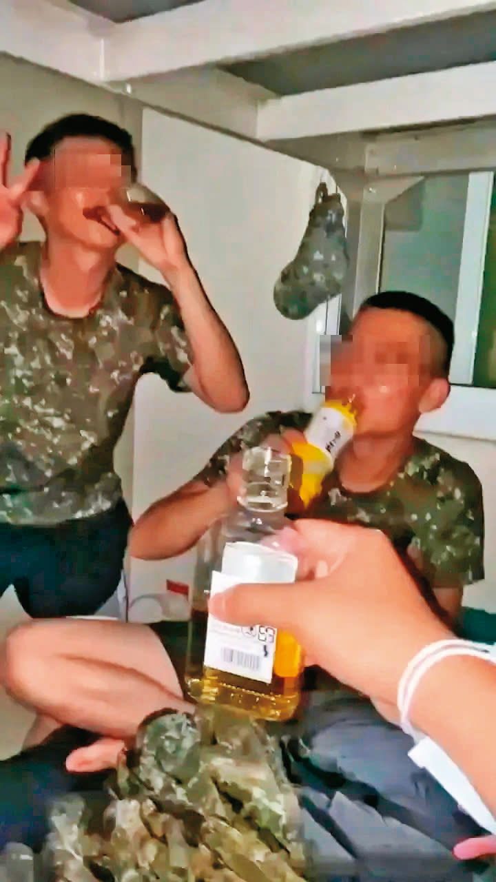 陸軍六軍團9月發生違紀事件，飲酒士兵還拍影片上傳社群網站。（翻攝記者爆料網）