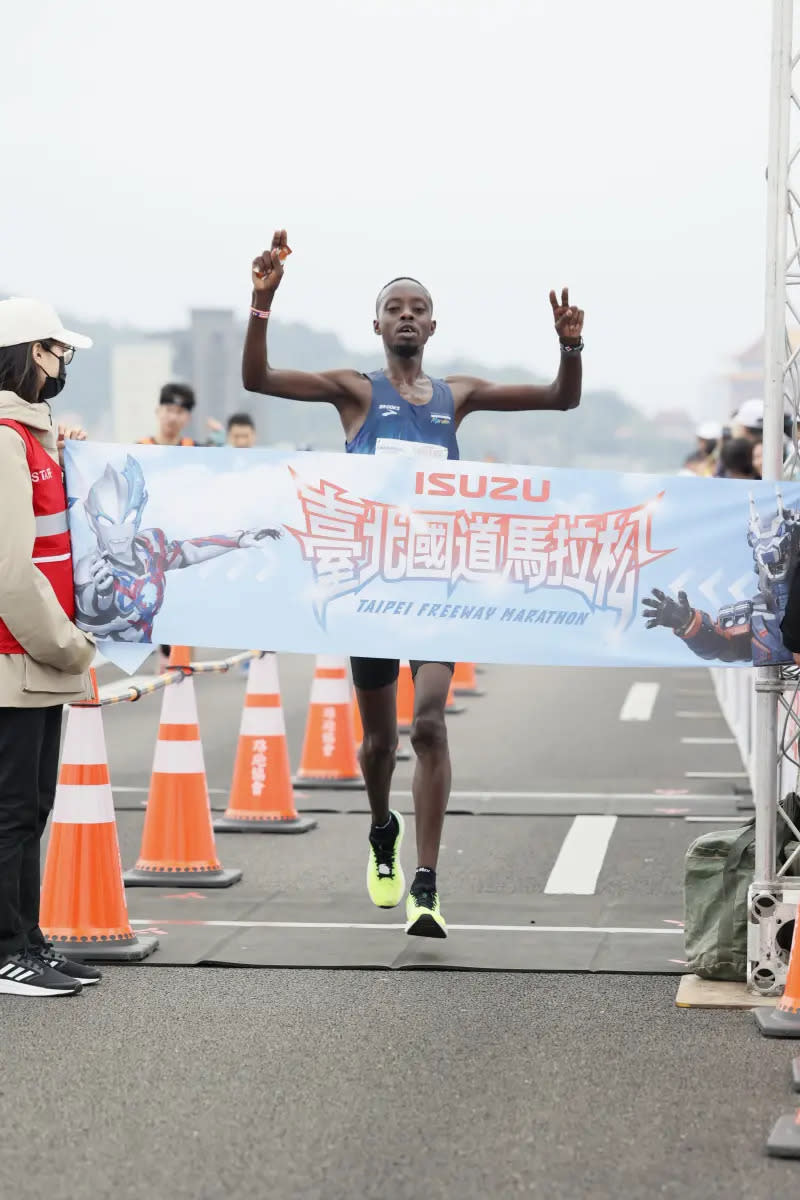 ▲ISUZU台北國道馬拉松限時四小時的菁英組由肯亞選手Bernard Mwendia Muthoni（2小時26分35秒）奪冠。（圖／路跑協會提供）