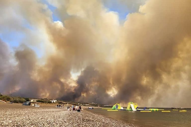 Arde la isla griega de Rodas: unas 20.000 personas evacuadas en medio de escenas de pánico