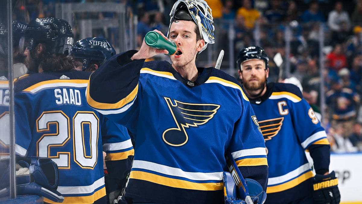 Jordan Binnington s’embarrasse avec un lancer de bouteille d’eau