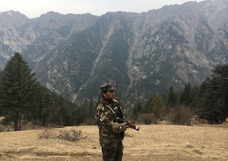 An Afghan security force personnel keeps watch near his check post in Parun, capital of Nuristan province, Afghanistan November 20, 2016. REUTERS/Hamid Shalizi