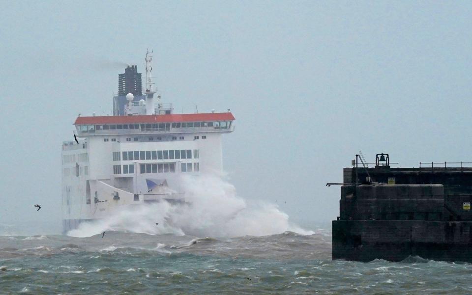 Strong winds are affecting ferry services - PA