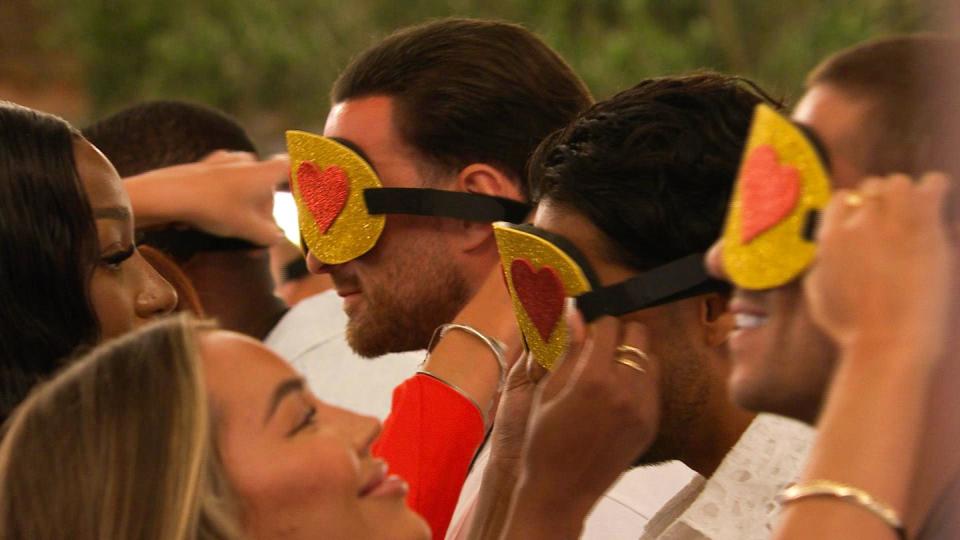 boys blindfolded on love island episode 3