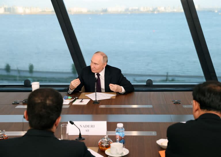 Putin habla a los medios extranjeros en San Petersburgo  (Photo by Valentina PEVTCOVA / POOL / AFP)