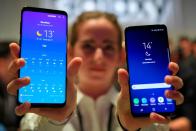 <p>Esteticamente è praticamente uguale al Galaxy S8. Lo schermo è di tipo Super AMOLED con una risoluzione di 2960 x 1440 pixel, la stessa disponibile anche sul più grande S9+, ma le caratteristiche sono un po’ diverse da quelle dei precedenti modelli. (Getty) </p>