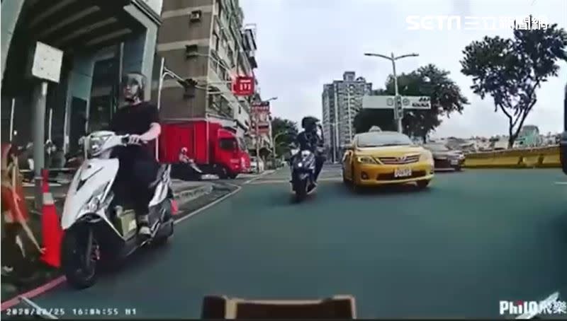  馬姓騎士不滿計程車影響他行車速度，憤而比中指。（圖／翻攝畫面）