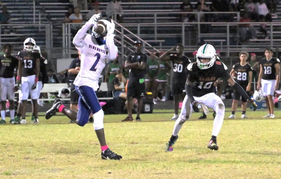 Pahokee’s Hardley Gilmore reels in a catch over the middle against Atlantic. His athleticism gave Eagles defenders issues throughout the evening during the squads’ game on Oct. 6, 2023.