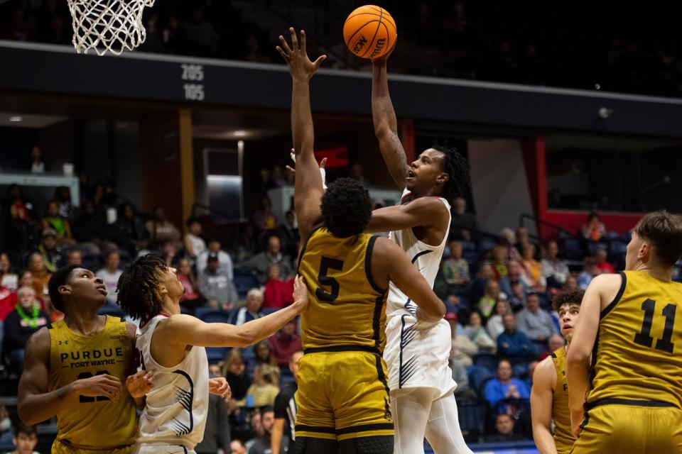 Southern Indiana’s Kiyron Powell (52) takes a shot against Purdue Fort Wayne’s Johnathan DeJurnett (5) as the University of Southern Indiana Screaming Eagles play the Purdue Fort Wayne Mastodons at Screaming Eagles Arena in Evansville, Ind., Wednesday, Dec. 6, 2023.