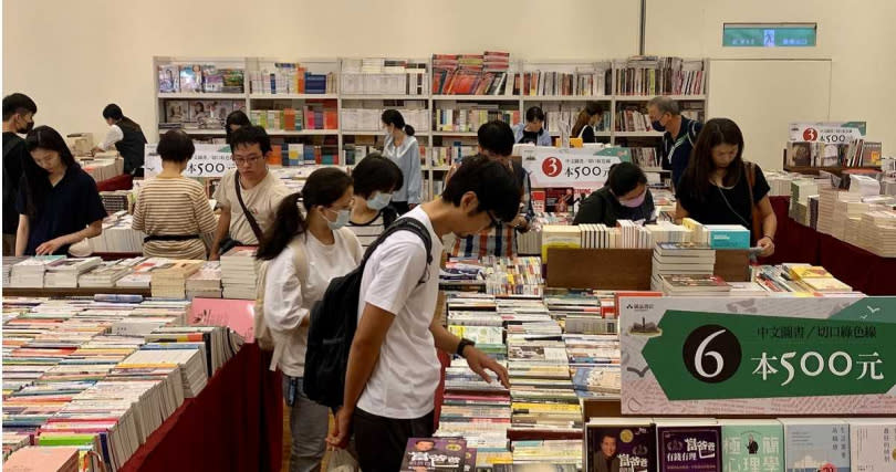 誠品信義店11/3起舉辦最終場曬書市集，現場中文圖書最優惠6本500元、雜誌最低30元，吸引眾多讀者到場尋寶。