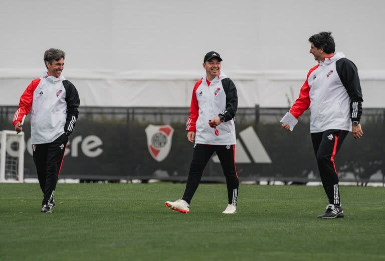 Marcelo Gallardo con sus colaboradores más directos, Hernán Buján y Matías Biscay, en un entrenamiento de River