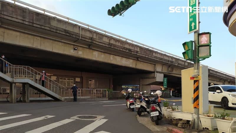 昨日一名男騎士於民權大橋發生嚴重車禍事故，送醫急救時被驗出確診新冠肺炎。（圖／翻攝畫面）